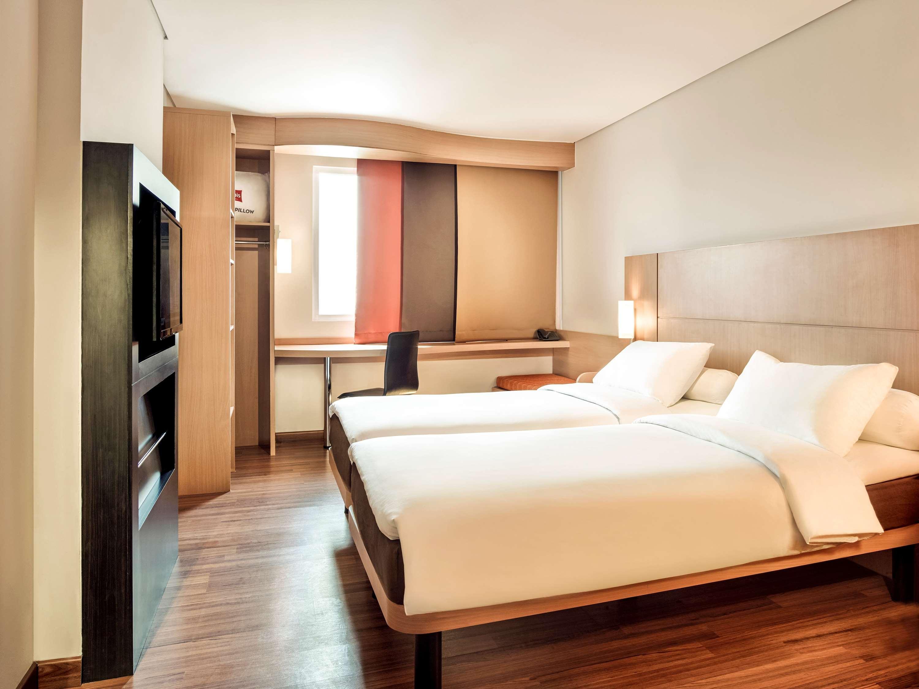 Ibis Gading Serpong Esterno foto
