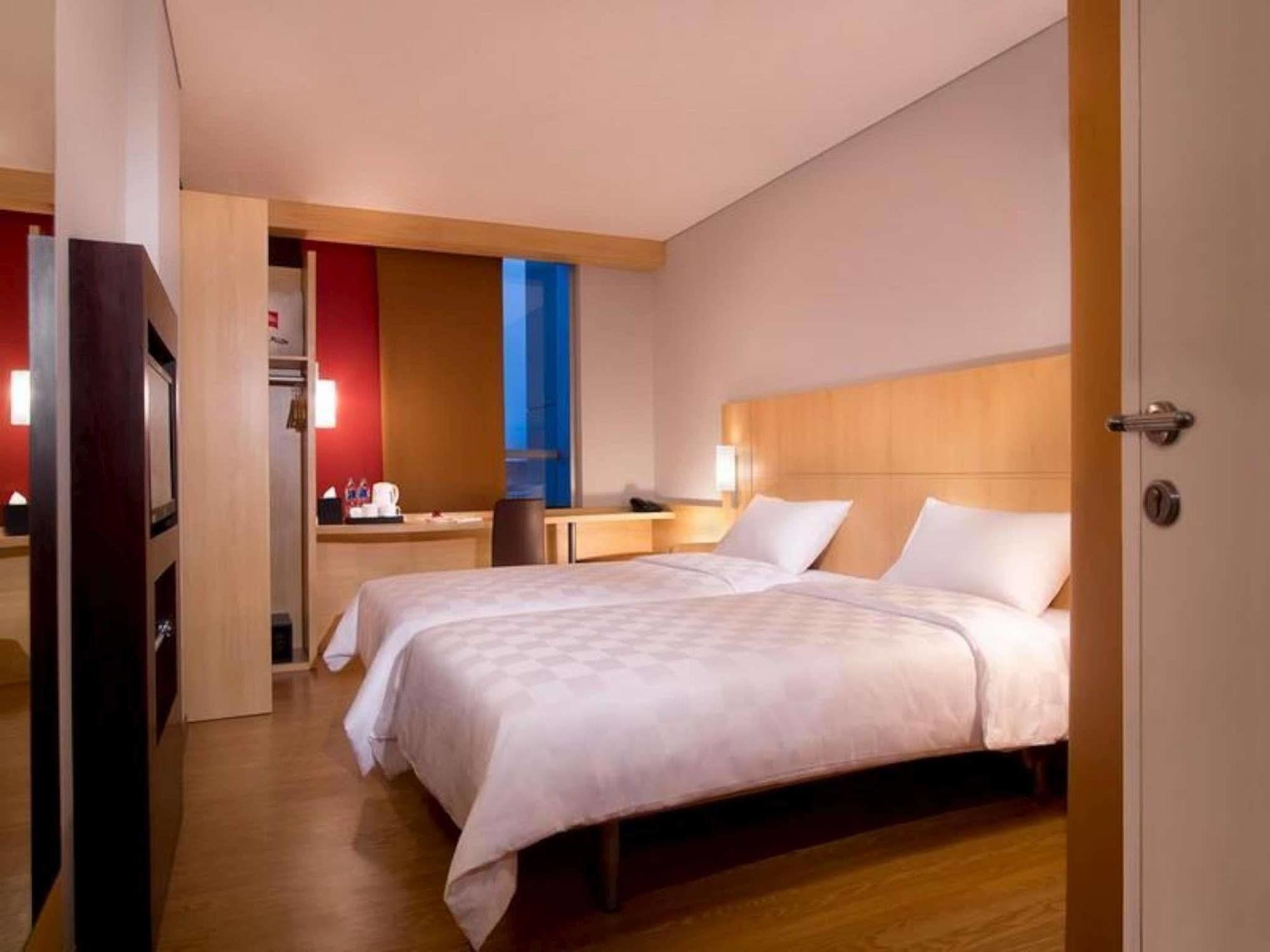 Ibis Gading Serpong Esterno foto