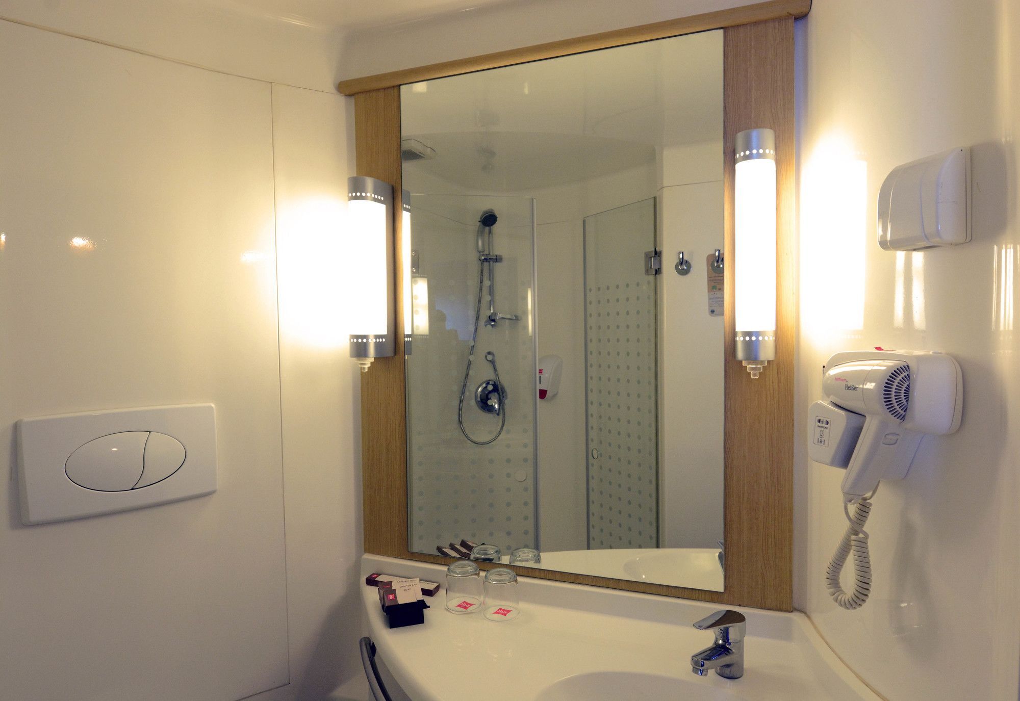 Ibis Gading Serpong Esterno foto